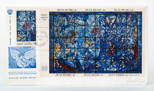 Francobolli realizzati da Chagall con cielo blu e personaggi che volano